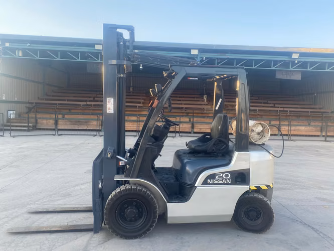 GRUA HORQUILLA GAS BENCINA MARCA NISSAN MODELO P1F2A20D AÑO 2008