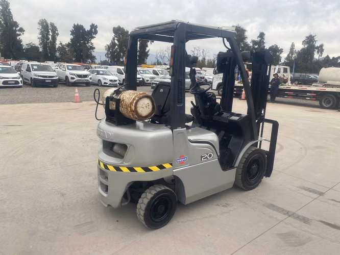 GRUA HORQUILLA 2.0 TONS MARCA NISSAN MODELO PL02A20D HORAS : 15.077 AÑO 2006