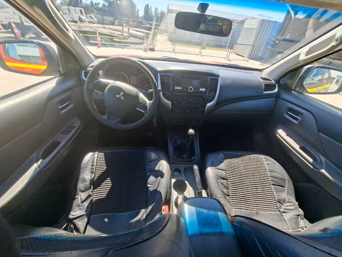 CAMIONETA  MARCA MISUBISHI MODELO L200 4X4 AÑO 2016
