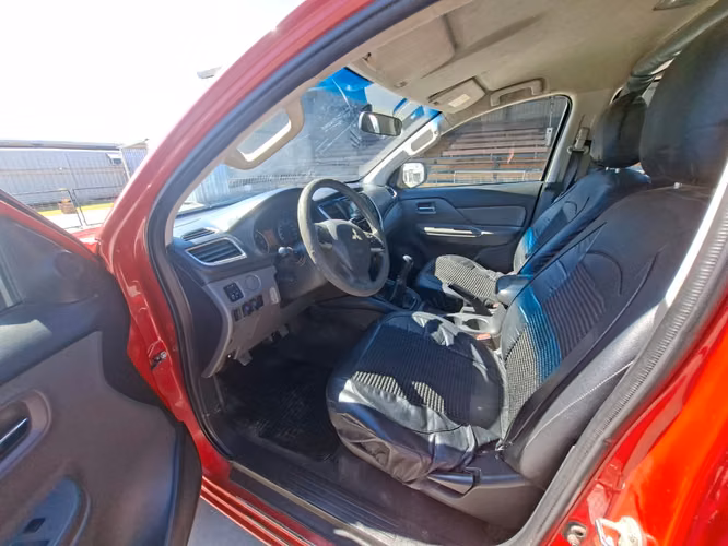 CAMIONETA  MARCA MISUBISHI MODELO L200 4X4 AÑO 2016