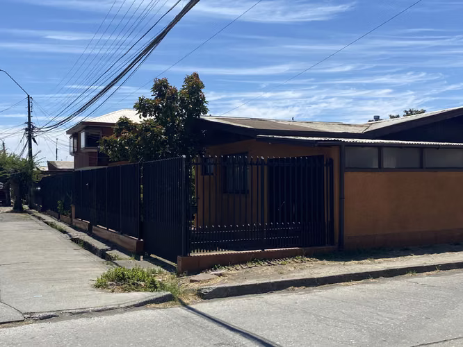 SE VENDE HERMOSA  CASA CERCANA A ESTADIO HUACHIPATO