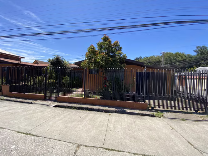 SE VENDE CASA CERCANA A ESTADIO HUACHIPATO