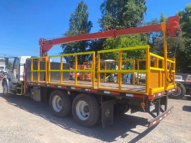 CAMION PLUMA Marca: INTERNATIONAL Modelo: 4400 Año: 2006