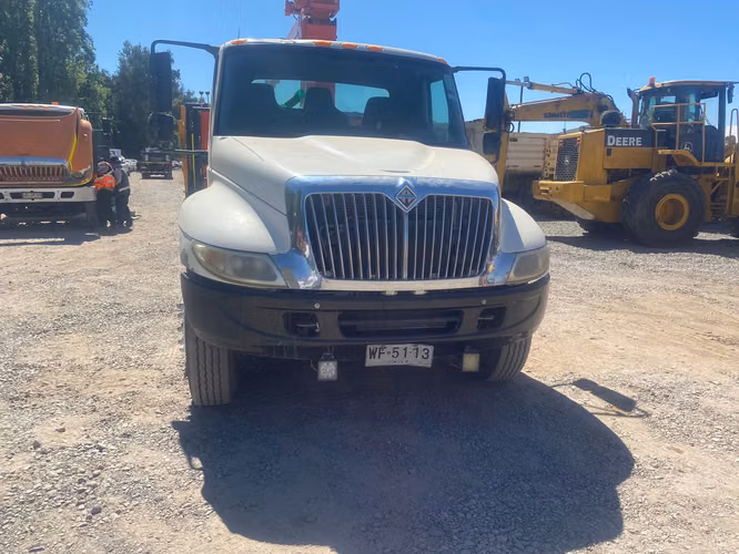 CAMION PLUMA Marca: INTERNATIONAL Modelo: 4400 Año: 2006