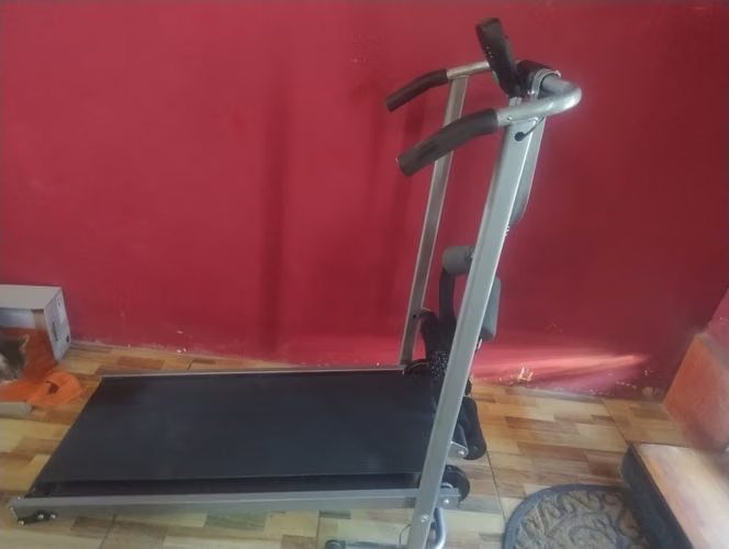 Trotadora mecánica multifunción plegable, excelente estado.