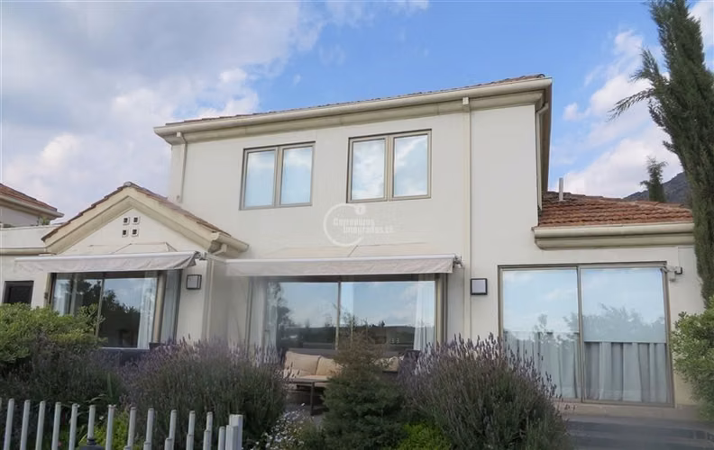 Casa en arriendo de 6 dorm. en Las Condes
