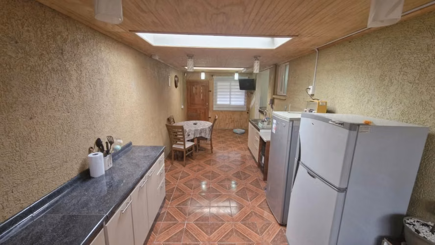 SU COCINA REMODELADA LE DA LA COMODIDAD PARA PARTICIPAR EN FAMILIA - Imagen 8