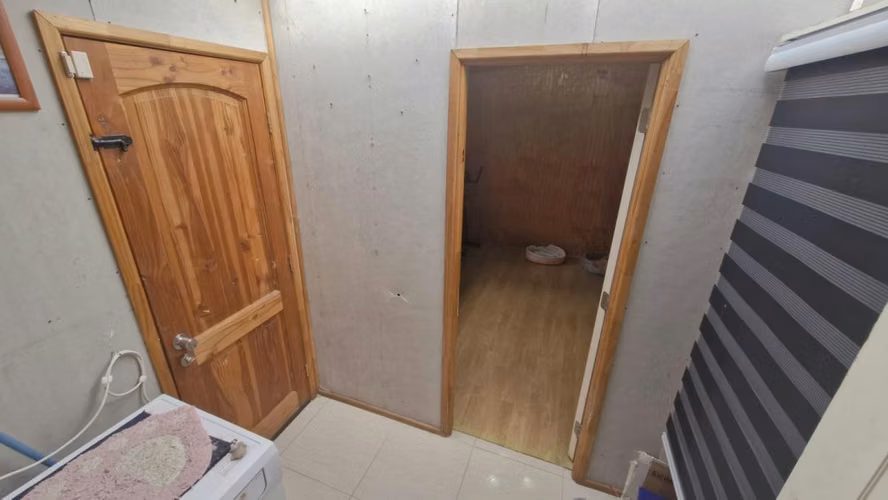 SU COCINA REMODELADA LE DA LA COMODIDAD PARA PARTICIPAR EN FAMILIA - Imagen 6