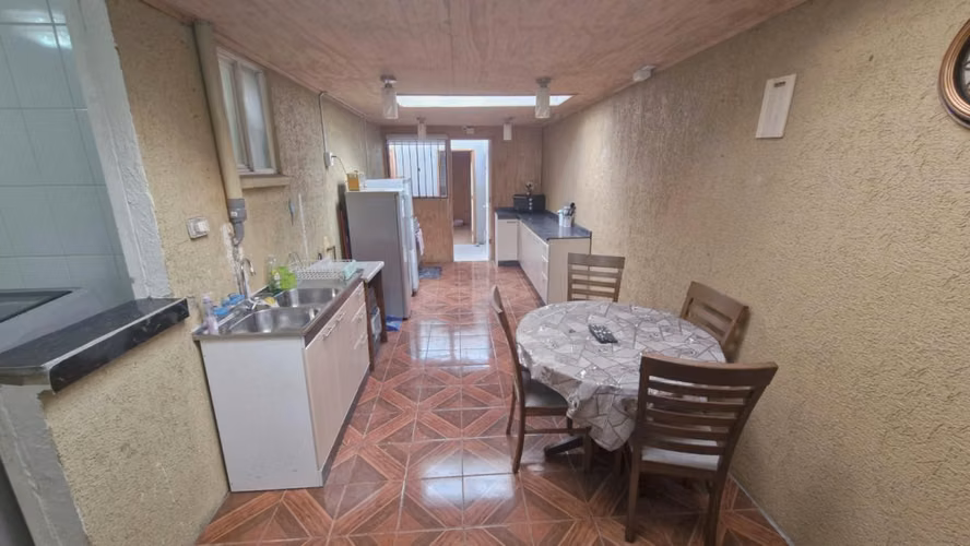 SU COCINA REMODELADA LE DA LA COMODIDAD PARA PARTICIPAR EN FAMILIA - Imagen 7