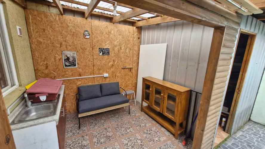 SU COCINA REMODELADA LE DA LA COMODIDAD PARA PARTICIPAR EN FAMILIA - Imagen 3
