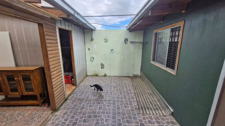 SU COCINA REMODELADA LE DA LA COMODIDAD PARA PARTICIPAR EN FAMILIA