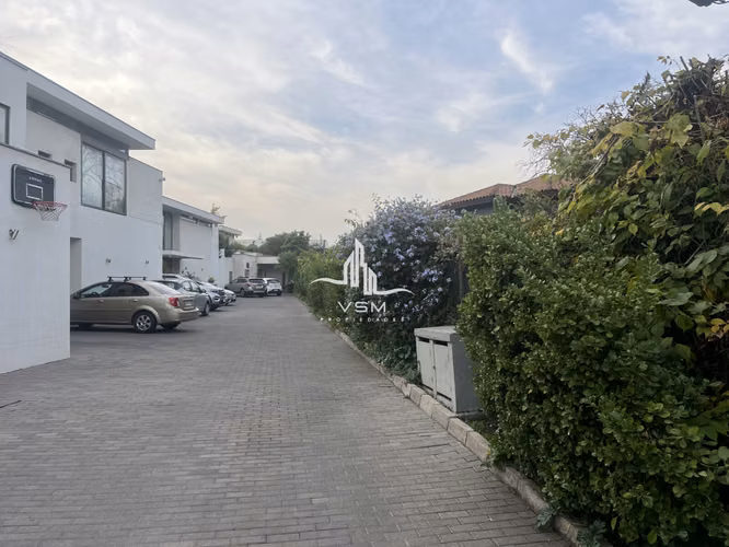 Se vende Impecable casa en Condominio en  La Reina