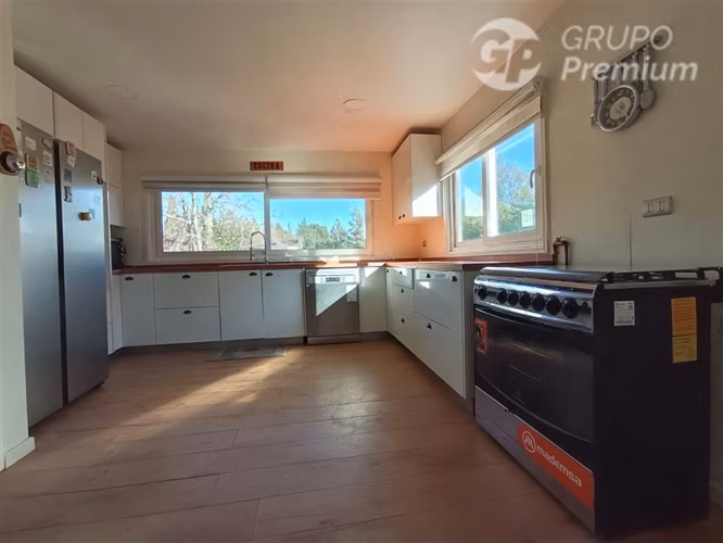 Casa en Pucón 4D + estudio, piscina y 1.003 m2 - Imagen 16