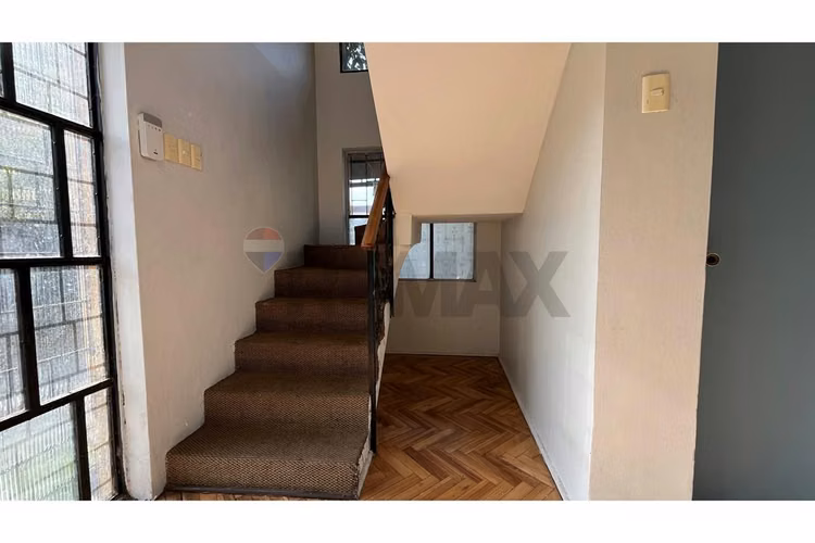 Amplia casa + dpto en macul: vivienda o negocio