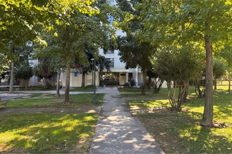 Dpto a pasos del metro quilín, barrio consolidado