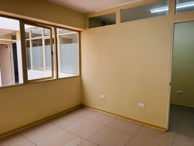 ARRIENDO AMPLIA OFICINA EN URIBE SECTOR  CENTRO DE LA  CIUDAD DE ANTOFAGASTA. - Imagen 5