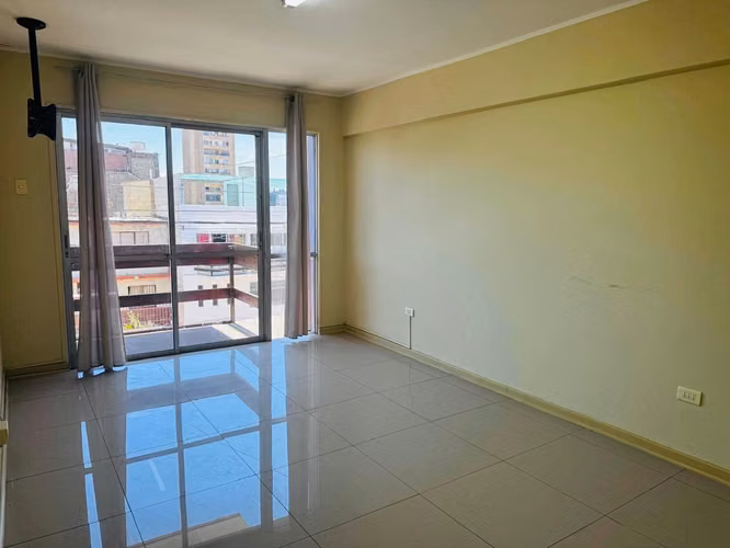 ARRIENDO AMPLIA OFICINA EN URIBE SECTOR  CENTRO DE LA  CIUDAD DE ANTOFAGASTA.