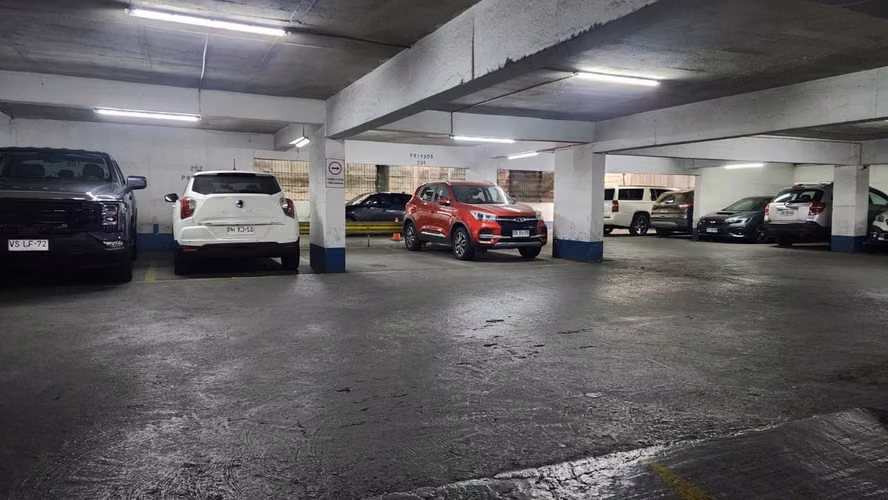 OPORTUNIAD!!! AMPLIO ESTACIONAMIENTO SANTIAGO CENTRO