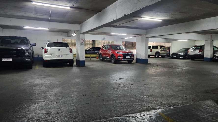 OPORTUNIAD!!! AMPLIO ESTACIONAMIENTO SANTIAGO CENTRO - Imagen 3