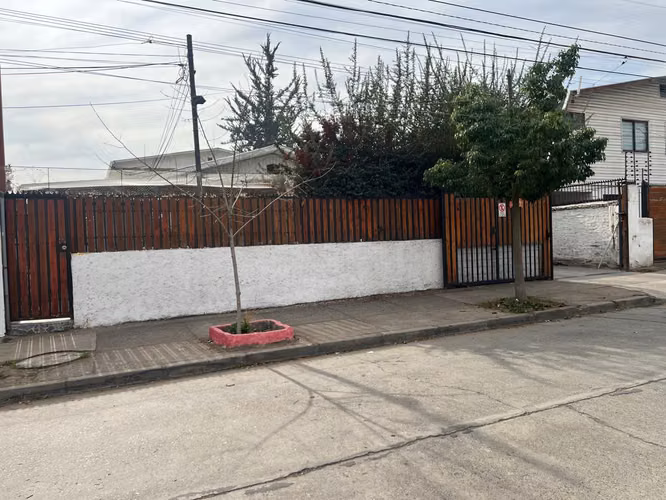 CASA DE DOS PISOS, 6 DORM., 2 OFICINAS, ESTACIONAMIENTOS Y AMPLIO  LOCAL COMERCIAL