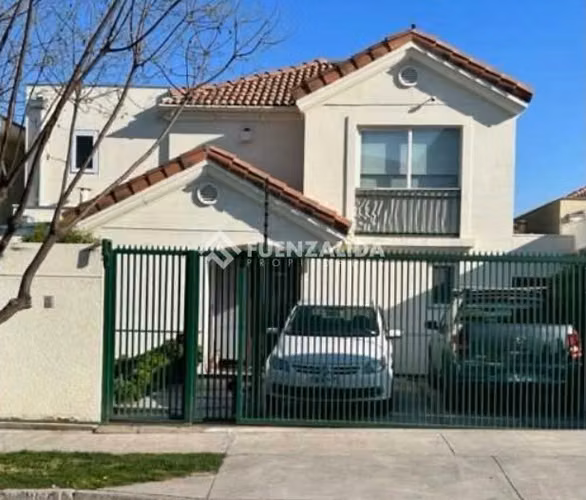 Casa en venta de 4 dorm. en Peñalolén