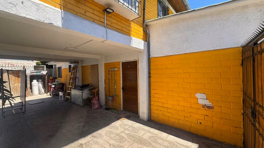 AMPLIA PROPIEDAD CON BUENA DISTRIBUCIÓN EN AVDA. SAN CARLOS