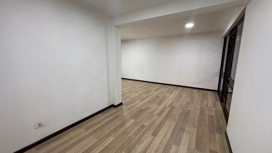 AMPLIA PROPIEDAD CON EXCELENTE UBICACIÓN, METRO TRINIDAD - Imagen 11
