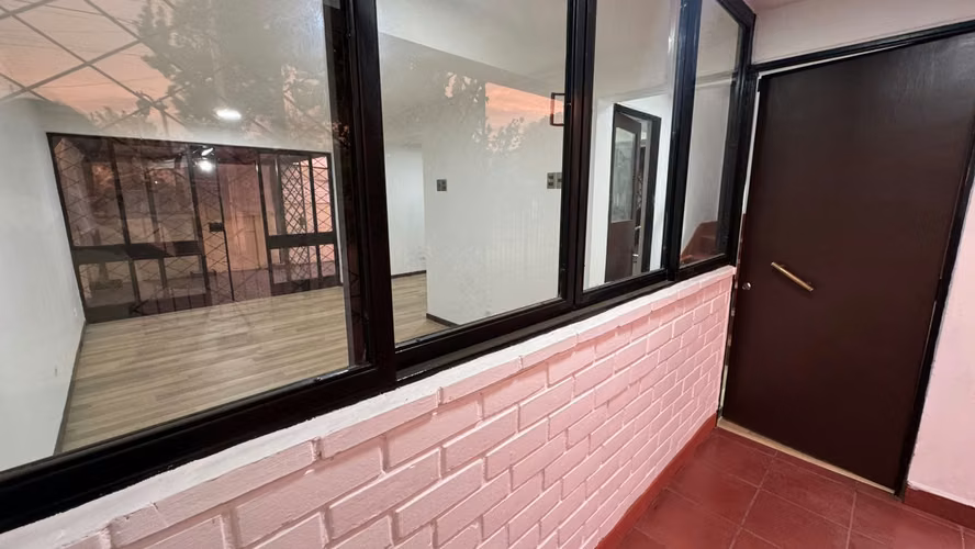 AMPLIA PROPIEDAD CON EXCELENTE UBICACIÓN, METRO TRINIDAD - Imagen 6