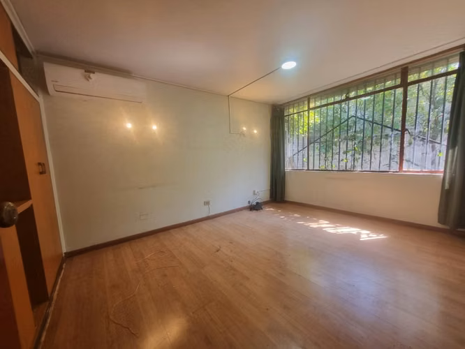 Arriendo casa oficina al frente de UC en Los Angeles