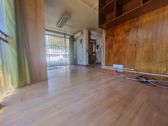 Arriendo casa oficina al frente de UC en Los Angeles