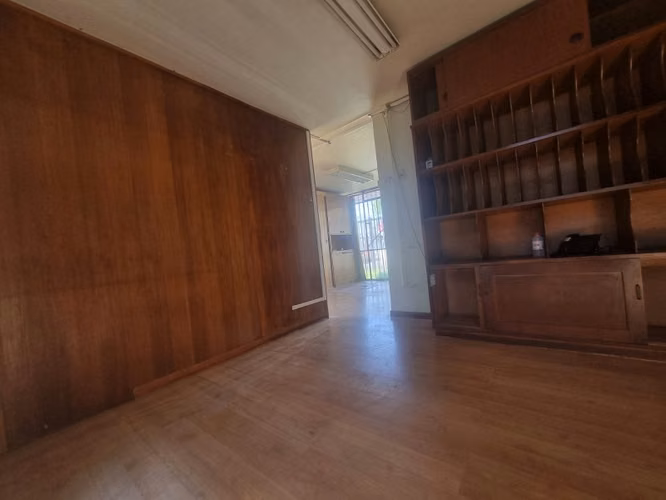 Arriendo casa oficina al frente de UC en Los Angeles