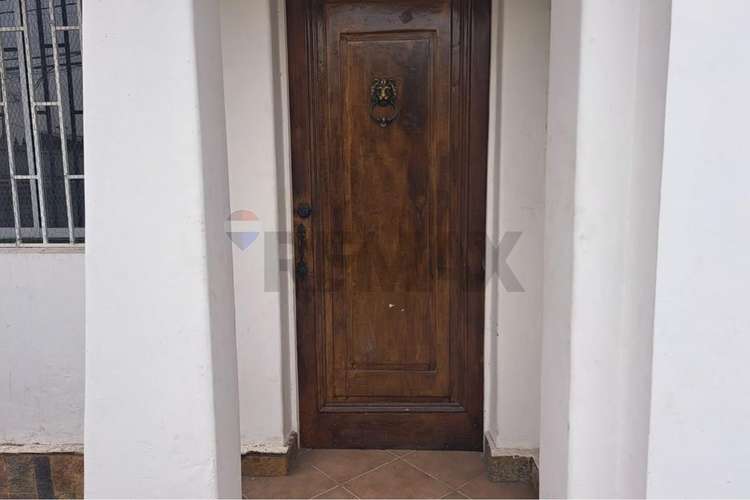 Amplia casa con gran potencial de remodelación - Imagen 4