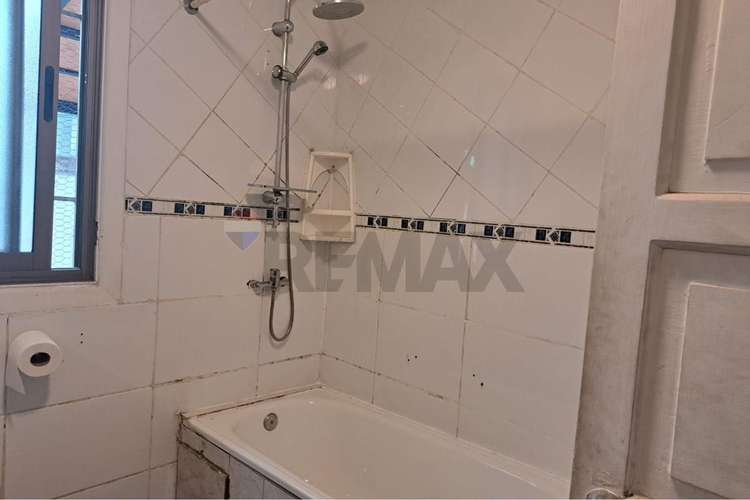 Amplia casa con gran potencial de remodelación - Imagen 11