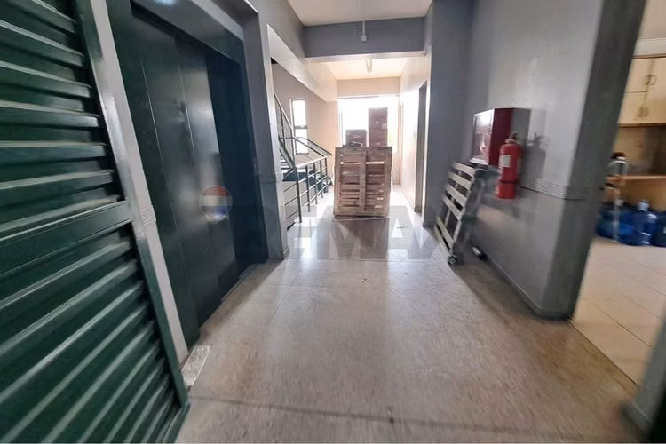 Edificio industrial-comercial de  2.143 m².