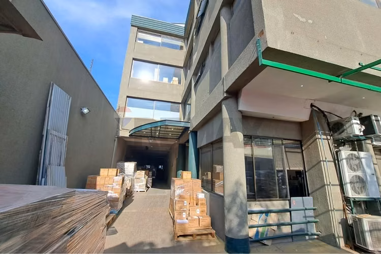 Edificio industrial-comercial de  2.143 m².