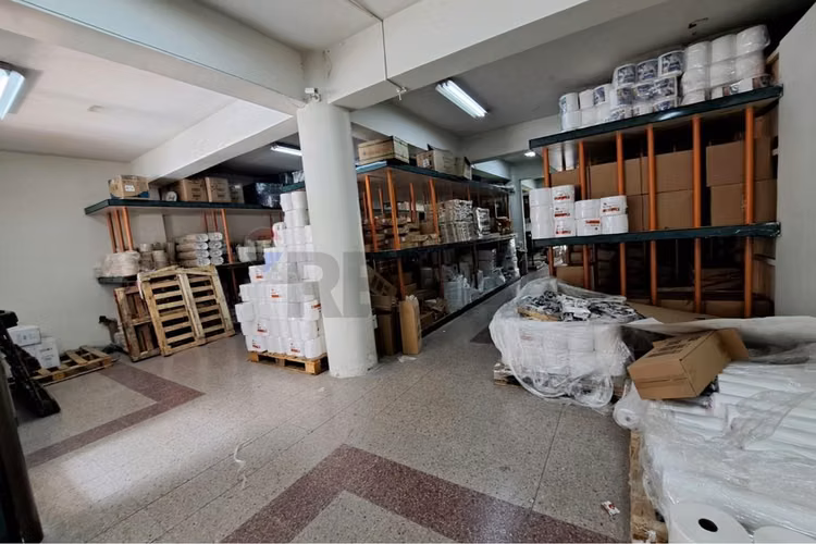 Edificio industrial-comercial de  2.143 m².