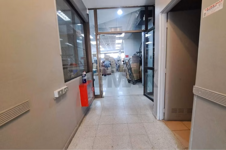 Edificio industrial-comercial de  2.143 m².