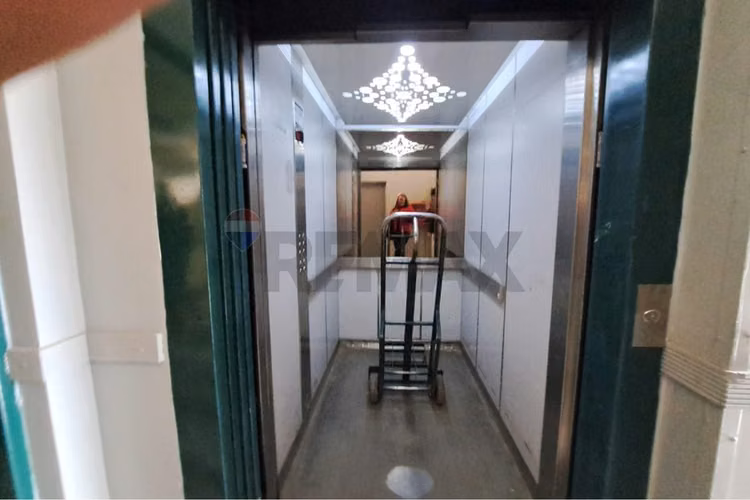 Edificio industrial-comercial de  2.143 m².