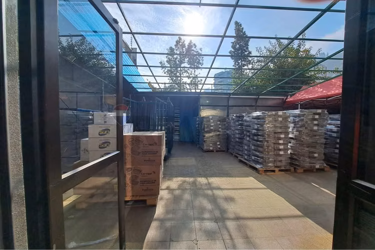 Edificio industrial-comercial de  2.143 m².