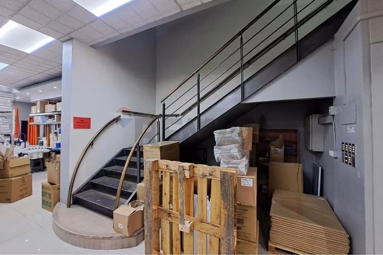 Edificio industrial-comercial de  2.143 m².