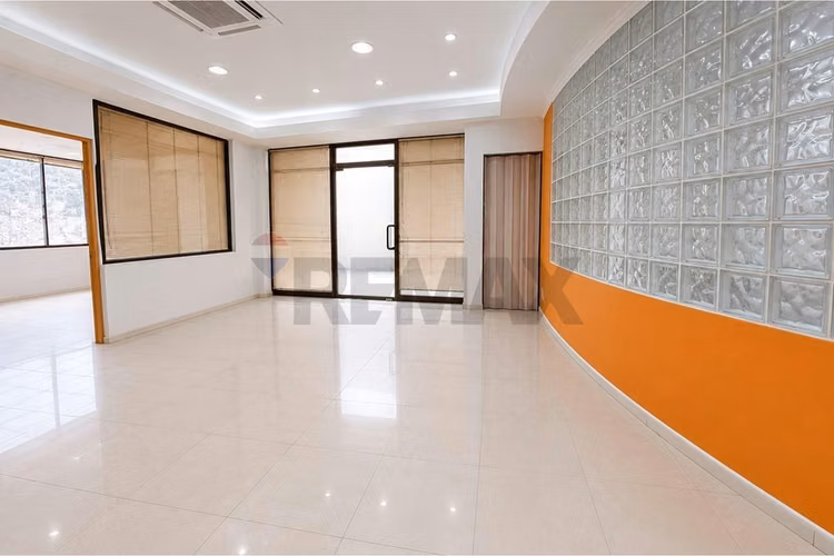 Edificio industrial-comercial de  2.143 m².