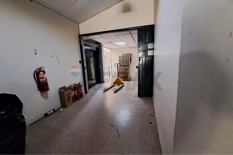 Edificio industrial-comercial de  2.143 m².