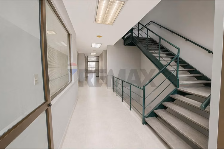Edificio industrial-comercial de  2.143 m².