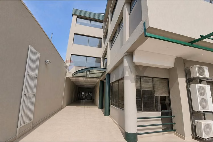 Edificio industrial-comercial de  2.143 m².