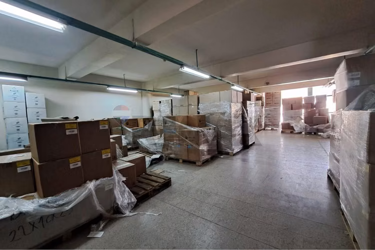 Edificio industrial-comercial de  2.143 m².