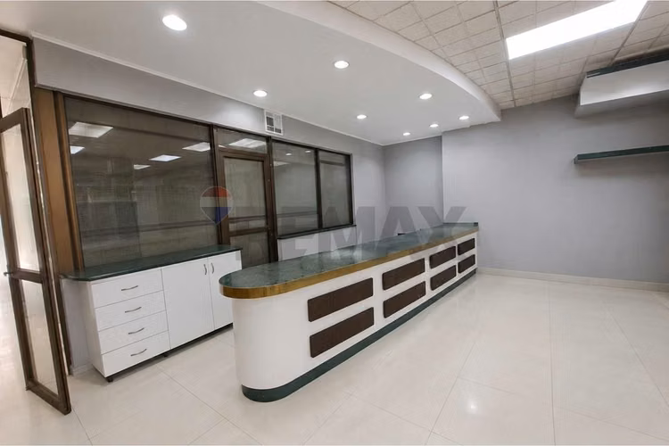 Edificio industrial-comercial de  2.143 m².