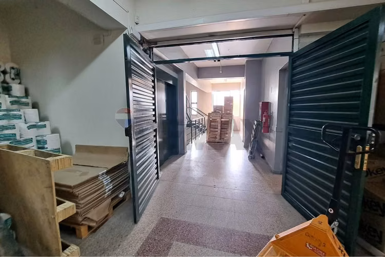 Edificio industrial-comercial de  2.143 m².