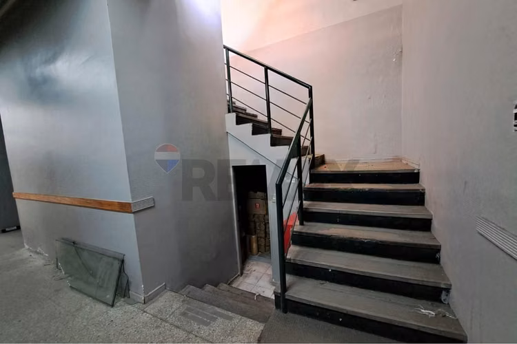Edificio industrial-comercial de  2.143 m².