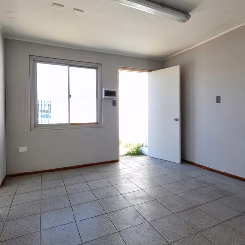 Galpón en Arriendo cercano al aeropuerto, La Serena | 322 m² con Oficinas y Patio Privado