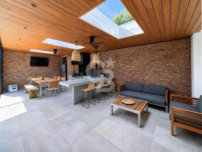 Amplia casa con espectacular quincho cercana a Newland.